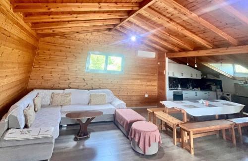 Delvine House | Cozy Wooden Guest House with Child-Friendly Amenities
