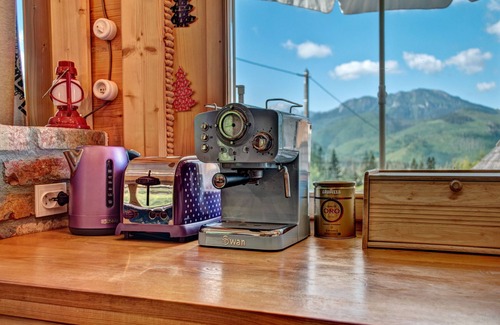 Koscielisko House | Wooden Highlander House: Family-Friendly Stay Awaits
