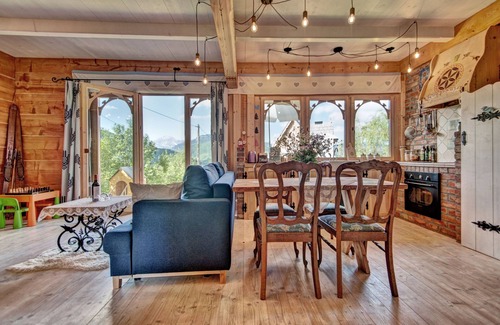 Koscielisko House | Wooden Highlander House: Family-Friendly Stay Awaits