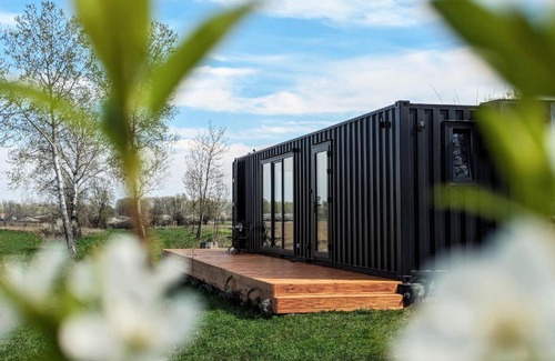 Kraljevec Sesvetski House | Pet-Friendly Ocean View Retreat: Wooden House & Modern Container