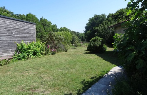 Biganos Villa | Gateway Wooden House: Family-Friendly with Private Pool