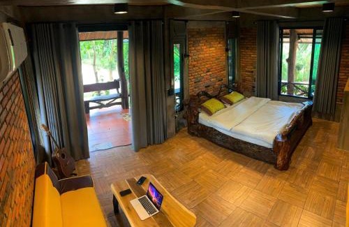 Krabi House | Rustic Wooden House: Family-Friendly Retreat with 10/10 Rating