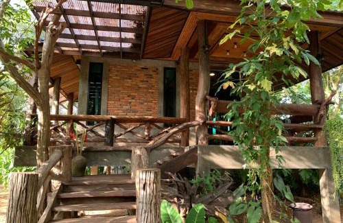 Krabi House | Rustic Wooden House: Family-Friendly Retreat with 10/10 Rating