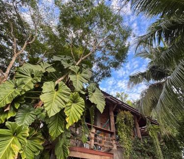 Krabi House | Rustic Wooden House: Family-Friendly Retreat with 10/10 Rating