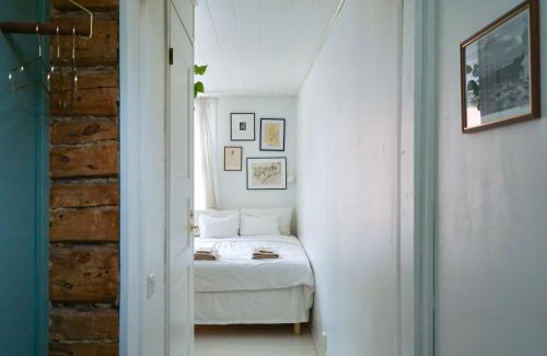 Keskinen District Apartment | Cozy Wooden House Studio with Shared Garden & Pet Friendly