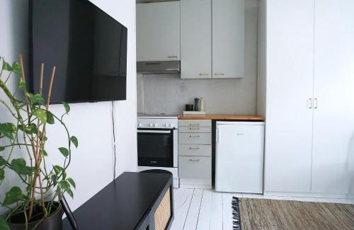 Keskinen District Apartment | Cozy Wooden House Studio with Shared Garden & Pet Friendly