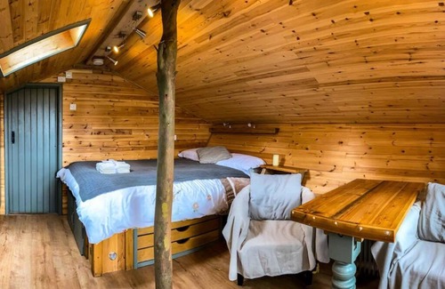 East Drayton Ski Chalet | Cozy Wooden Tiny House Glamping Cabin with Hot Tub