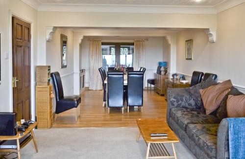 Sutton-in-Ashfield House | Woodend Bungalow: Pet-Friendly Retreat with Top Ratings!