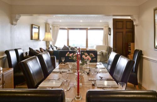 Sutton-in-Ashfield House | Woodend Bungalow: Pet-Friendly Retreat with Top Ratings!