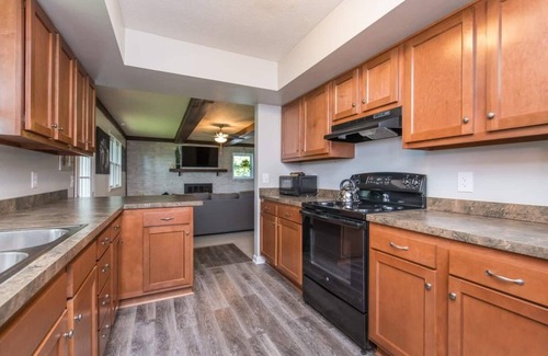 Versailles House | Woodford Stables: Walk to Eckert's Orchard, Pet Friendly