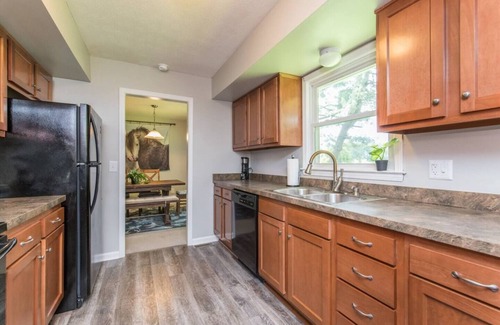 Versailles House | Woodford Stables: Walk to Eckert's Orchard, Pet Friendly