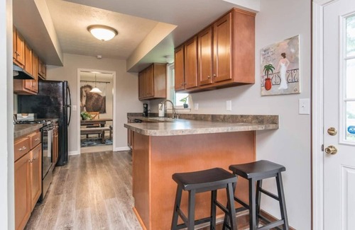Versailles House | Woodford Stables: Walk to Eckert's Orchard, Pet Friendly