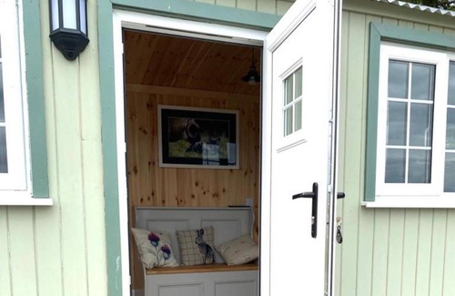 Perth Cabin | Inviting Shepherds Hut with Breakfast & Family-Friendly Vibes