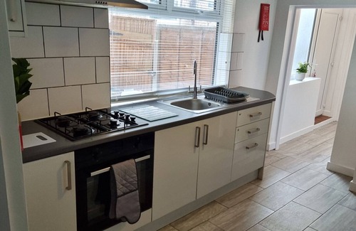 Stoke-on-Trent Hotel | Woodhouse Deluxe Bedroom with Ensuite & Family-Friendly Kitchen