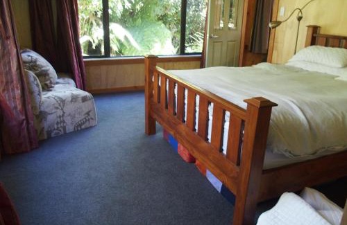 Parapara Apartment | Eco-Friendly Woodland Retreat with Oceanfront Pool & Hot Tub