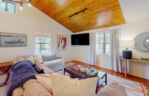 Granite Shoals House | Dog-Friendly Woodland Hills Retreat with Perfect 10 Rating