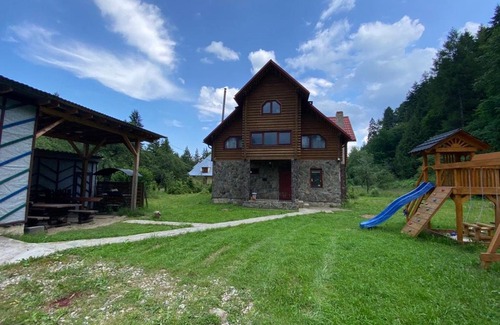 Yaremche House | Discover Woodland House: Pet & Child Friendly Retreat