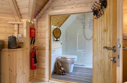 Inverurie Apartment | Exceptional Woodland Lodge Mither Tap with Hot Tub & Pets