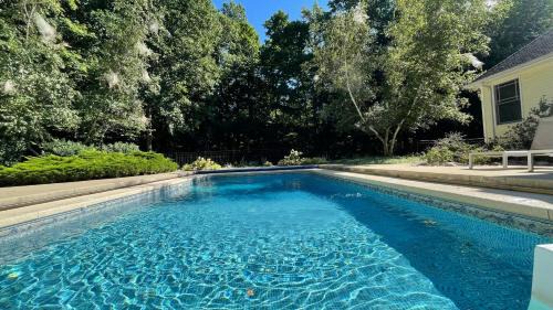 Three Oaks House | Woodland Paradise: Family-Friendly Retreat with Pool Access