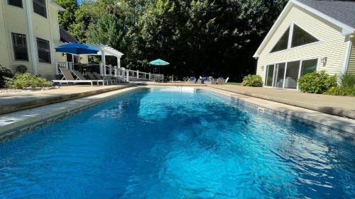 Three Oaks House | Woodland Paradise: Family-Friendly Retreat with Pool Access