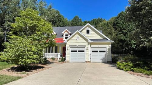 Three Oaks House | Woodland Paradise: Family-Friendly Retreat with Pool Access