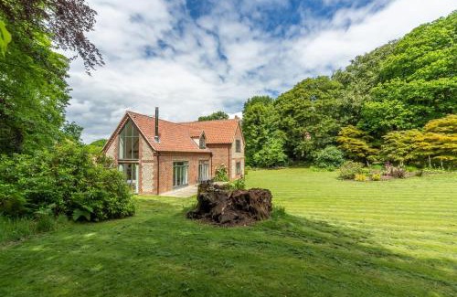 West Runton House | Welcoming Woodland Pytchley: Family-Friendly Stay Awaits