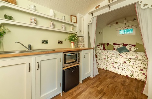 Woodbridge Cabin | Intimate Shepherd's Hut Escape for Couples - 9.8/10 Rated