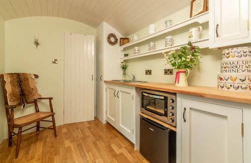 Woodbridge Cabin | Intimate Shepherd's Hut Escape for Couples - 9.8/10 Rated