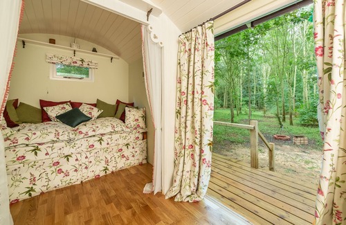 Woodbridge Cabin | Intimate Shepherd's Hut Escape for Couples - 9.8/10 Rated