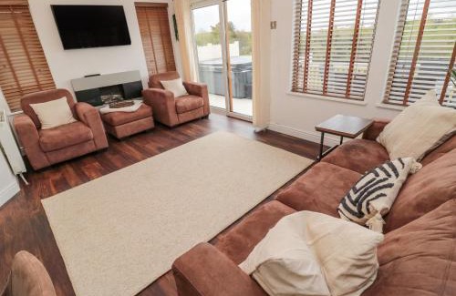 Swarland House | Woodland View Lodge: 4-Star Retreat with Pet-Friendly Perks