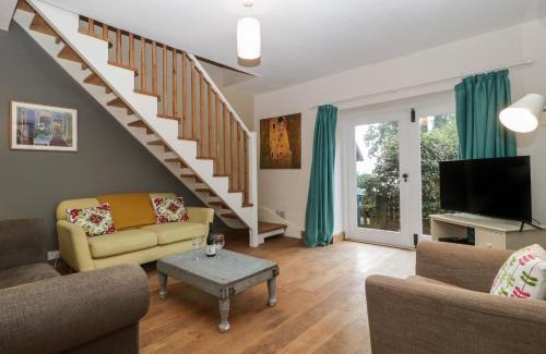 Little Cowarne House | Woodlands Cottage: 5-Star Retreat, Pet & Child Friendly