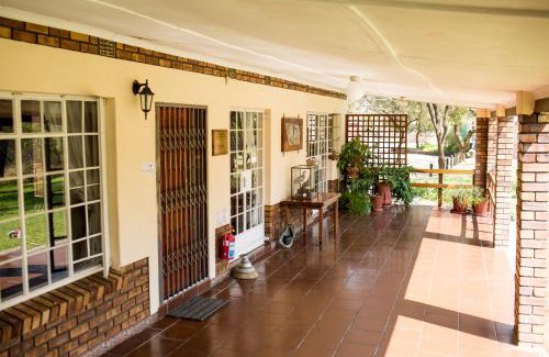 Francistown Cabin | Welcoming Woodlands Stop Over: Pet-Friendly & Pool Access