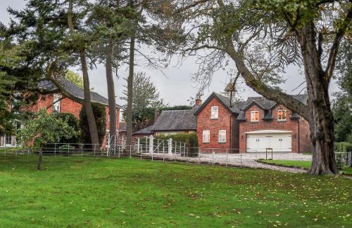 Uttoxeter House | Discover Woodleighton Cottages: 5-Star Family Retreat