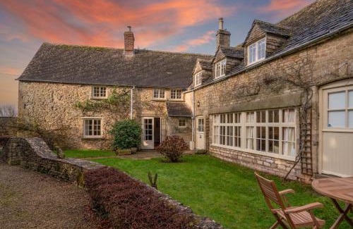 Rendcomb House | Inviting Woodmancote Manor Cottage: 4-Star Family Retreat