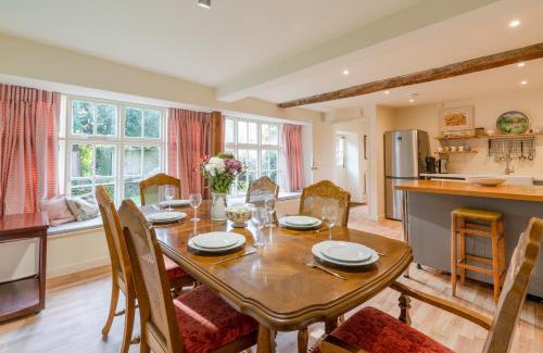 Rendcomb House | Inviting Woodmancote Manor Cottage: 4-Star Family Retreat