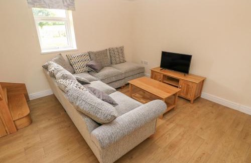 Miskin House | Pet-Friendly Retreat at Woodpecker Barn - Rated 9.5/10