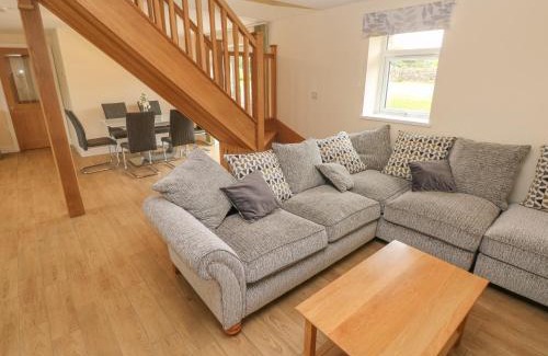Miskin House | Pet-Friendly Retreat at Woodpecker Barn - Rated 9.5/10