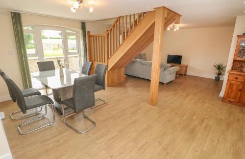 Miskin House | Pet-Friendly Retreat at Woodpecker Barn - Rated 9.5/10