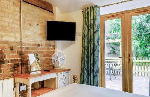 Tilney Fen End House | Woodpecker Barn: Guest Rated 10/10 with Hot Tub & Family Fun