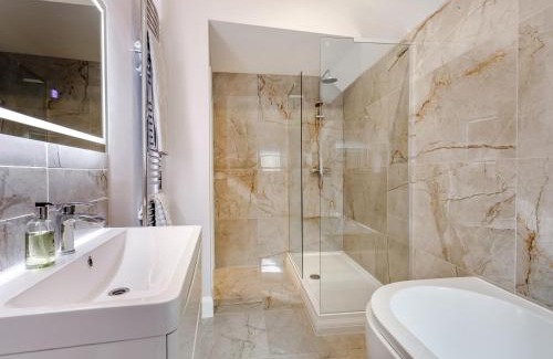 Tilney Fen End House | Woodpecker Barn: Guest Rated 10/10 with Hot Tub & Family Fun