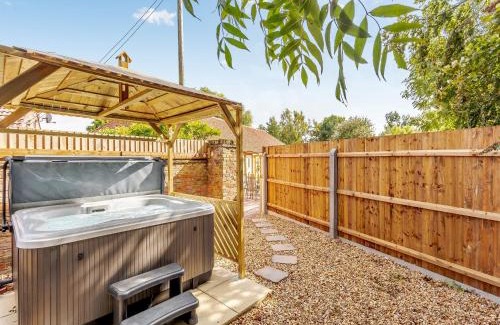 Tilney Fen End House | Woodpecker Barn: Guest Rated 10/10 with Hot Tub & Family Fun
