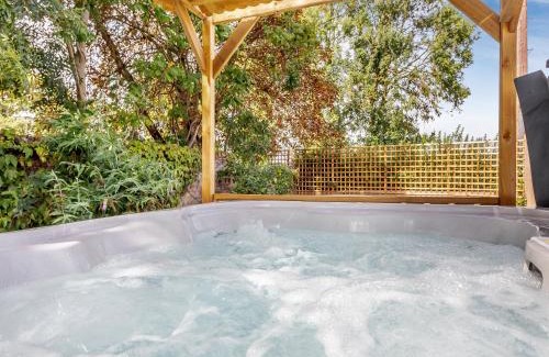 Tilney Fen End House | Woodpecker Barn: Guest Rated 10/10 with Hot Tub & Family Fun