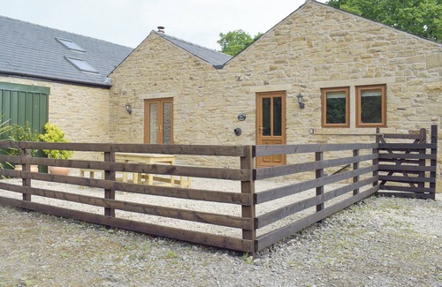 Clitheroe Cottage | Pet-Friendly 2 Bedroom Retreat with Lake Views in Bolton-by-Bowland