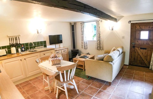 Lampeter Cottage | Woodpecker Cottage: Idyllic Countryside Retreat with Spa & Pool