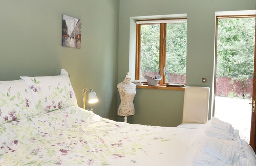 Aymestrey Cottage | Experience Woodpecker Cottage with Kitchen in Ludlow
