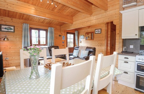 Badwell Ash Cottage | Woodpecker Lodge: Romantic Retreat with Hot Tub & Spa