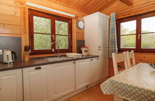 Badwell Ash Cottage | Woodpecker Lodge: Romantic Retreat with Hot Tub & Spa