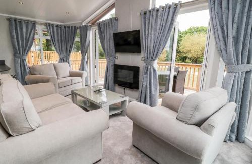 Black Torrington House | Discover Woodpecker Lodge: Pet-Friendly 4-Star Retreat