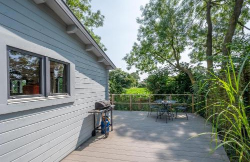 Diss House | Welcoming Woodpecker Lodge: Family-Friendly Getaway Awaits