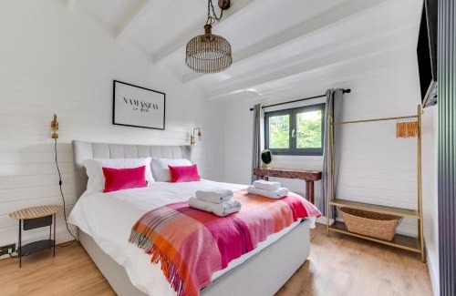 Diss House | Welcoming Woodpecker Lodge: Family-Friendly Getaway Awaits